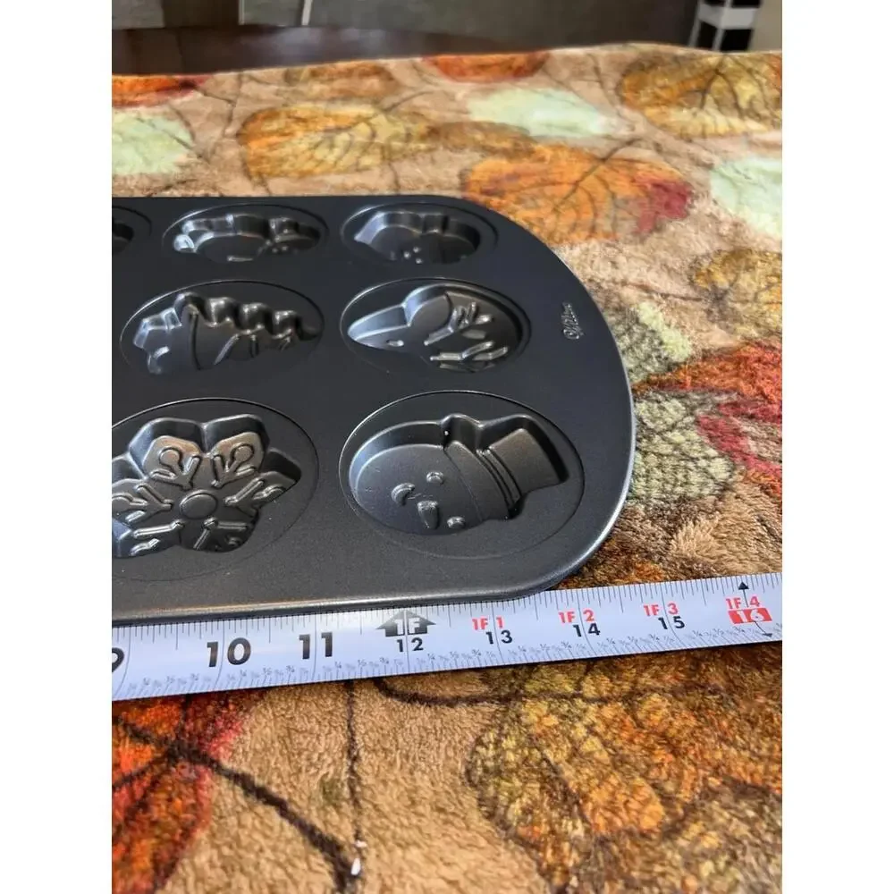 Wilton‎ 12-CAVITY COOKIE PAN ~ 12 Christmas Non-Stick Excellent Condition